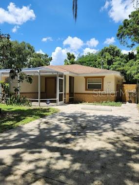 2 brm 2 bath on large lot, privacy fenced backyard, new appliances, interior laundry room, no city water, sewer or trash fees, no smoking, screened front porch, on west side of Leesburg, easy access to The Villages, Wildwood, 27/441, etc save $100 a month on rent by paying before the 1st of the month