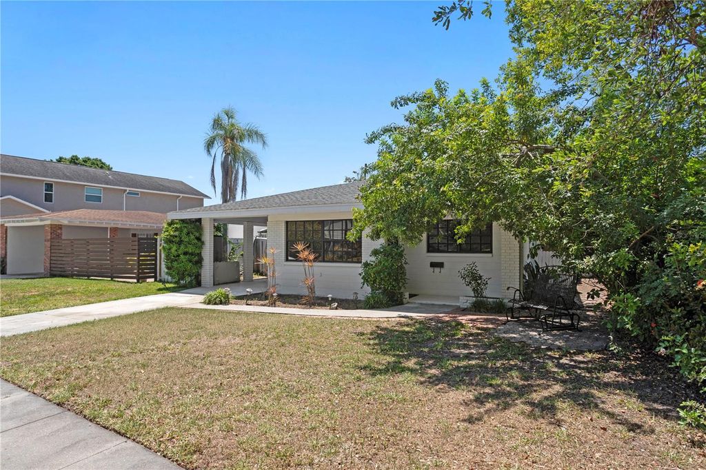 Photo of 628 Bosphorous Avenue, Tampa, FL 33606 (MLS # TB8376753)