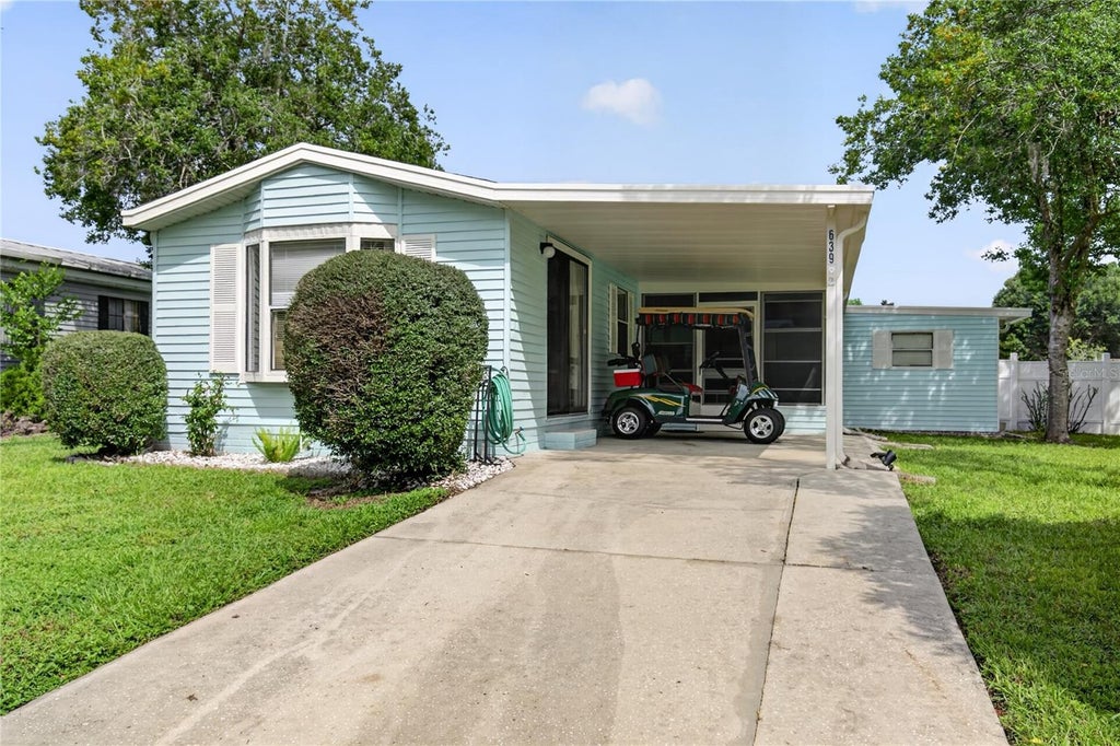 Photo of 639 NE Cottage Park Lane, Leesburg, FL 34748 (MLS # G5117009)