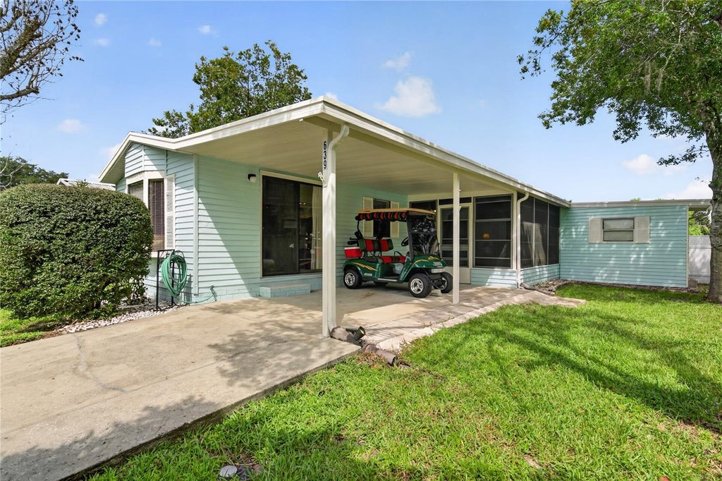 Photo of 639 NE Cottage Park Lane, Leesburg, FL 34748 (MLS # G5117009)