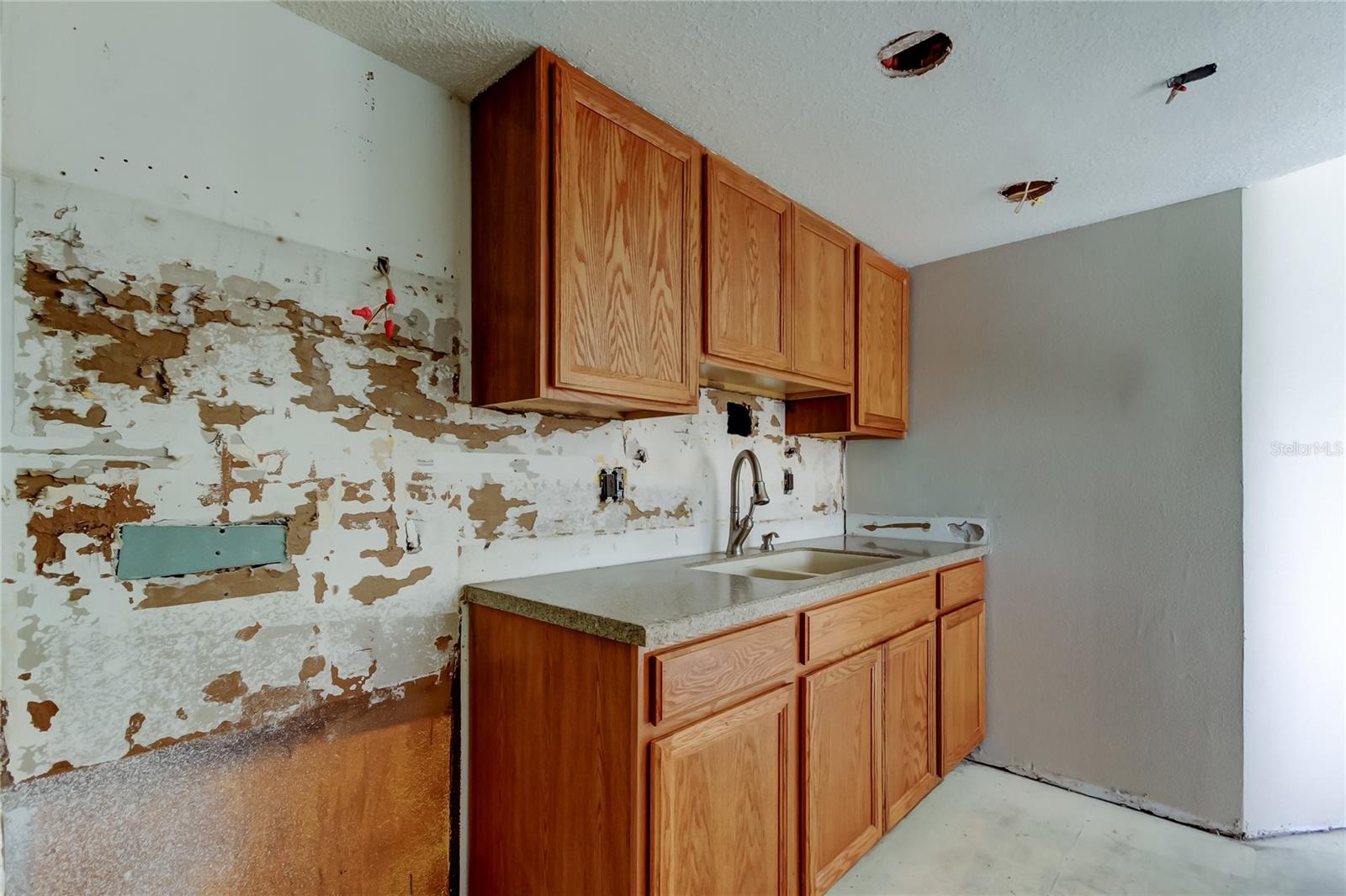 LAKE VIEW CONDO PH V - Residential