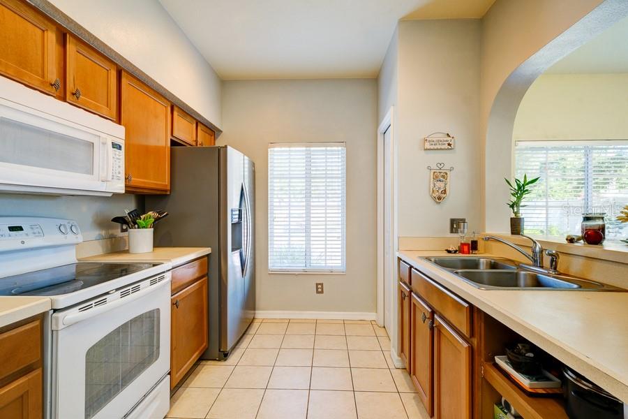 LAKESIDE VILLAGE TOWNHOME - Residential