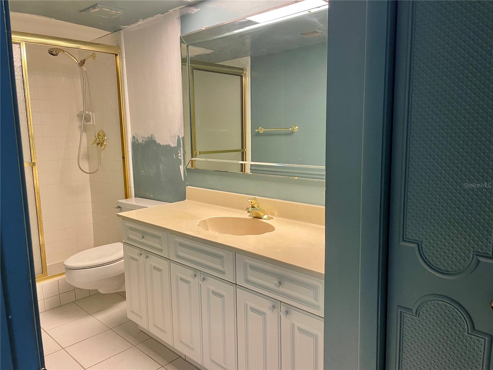 EDGEWATER ARMS 2ND CONDO - Residential