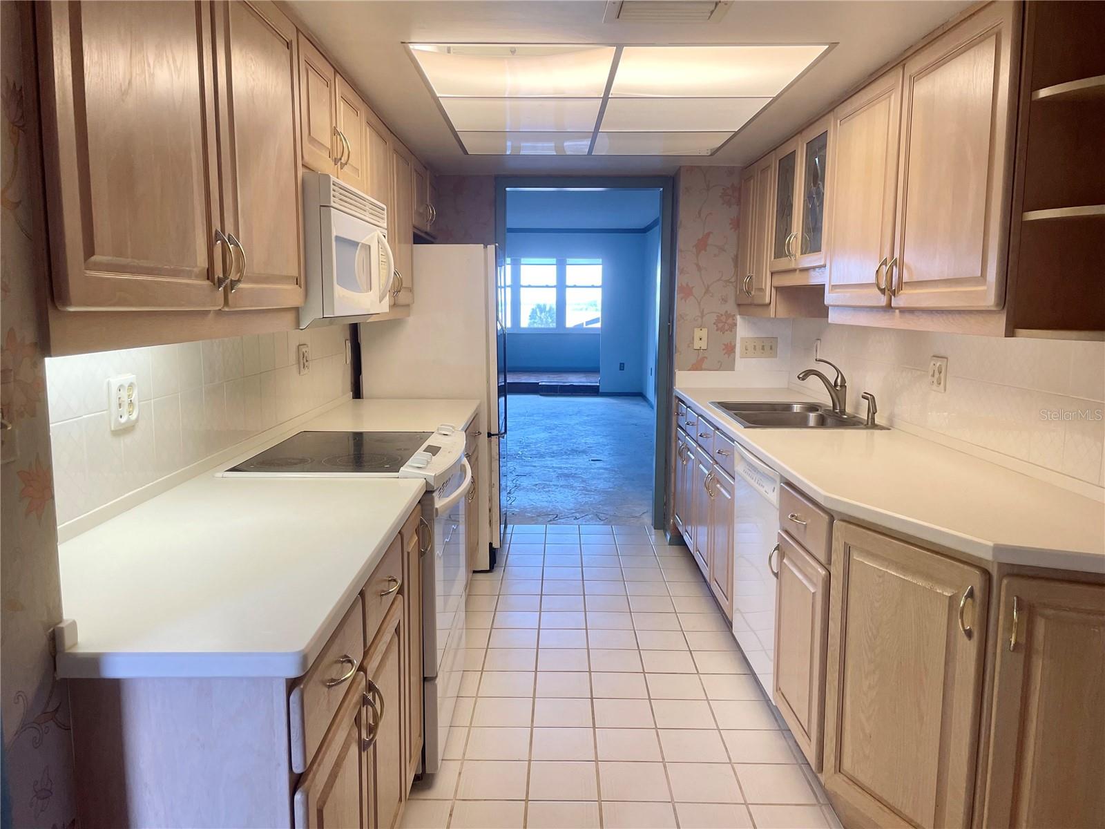 EDGEWATER ARMS 2ND CONDO - Residential