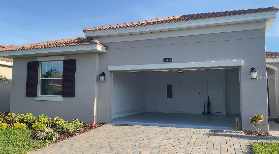 Awesome Home for rent
This is located in double-gated community of Solterra Springs. Gorges' 4 bedrooms and 2 bathrooms on a one-floor plan give you more open spaces. It is a rare opportunity to have a Tankless water heater and natural gas for cooking, a solar system, plus equipped with Amazon smart home in one place. Conveniently located near I-4 and Highway 27, Solterra Springs offers residents easy access to Walt Disney World, Universal Studios, and other area theme parks. Downtown Orlando is also an easy drive from the community. With top-rated restaurants, award-winning shopping, and several professional sports teams, residents of all ages and interests will love the Central Florida area. Davenport itself hosts events for locals and visitors alike, including a barbecue battle, Horse Creek Festival, Winterfest, and more! The tenant will pay for solar lease fee $61/month.
