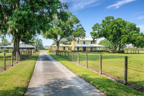 A home in LAKELAND