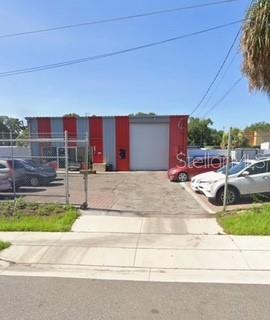 This property is in an excellent location with an office warehouse and parking area. This opportunity is not to be missed, as we have no other similar space in the area. It includes a reception area to welcome your clients, a private office with a full bathroom, offering comfort and privacy. A large outdoor lot with capacity for 25 vehicles or more. Ideal for: Car sales/dealerships, vehicle rentals, detailing, logistics or outdoor storage, and offices with yard operations. Located in a high-traffic area, minutes from I-4 and Downtown Orlando. Excellent visibility, ample space, and versatile zoning for multiple commercial uses. Take your business to the next level with this unique space in Orlando!
