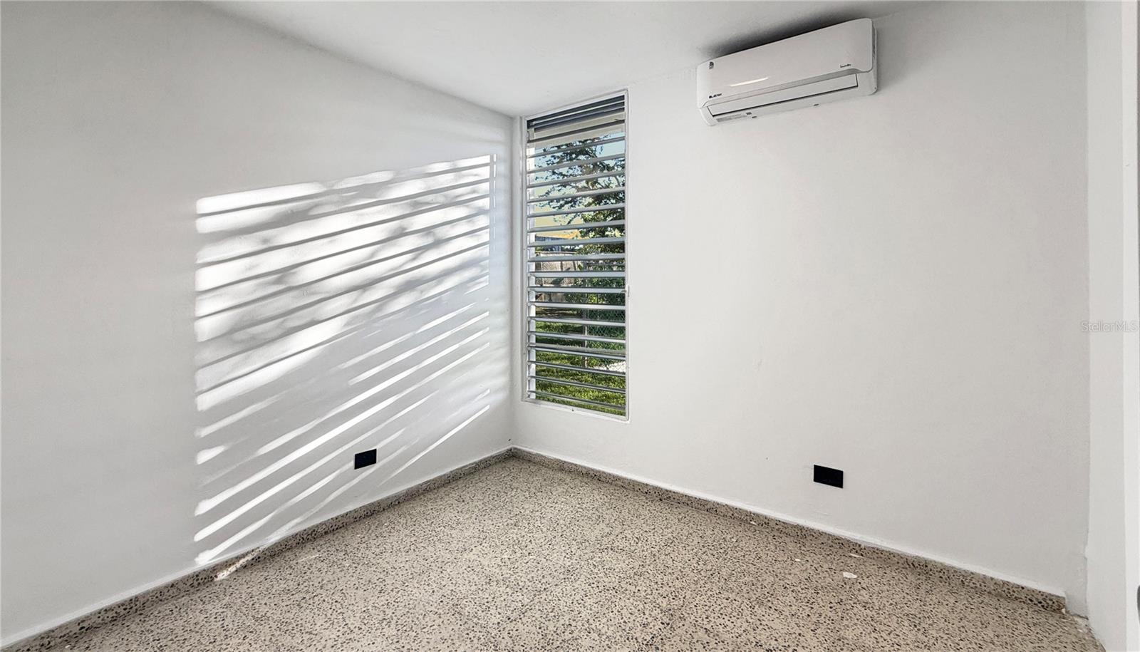EXT. LA MILAGROSA - Residential Lease