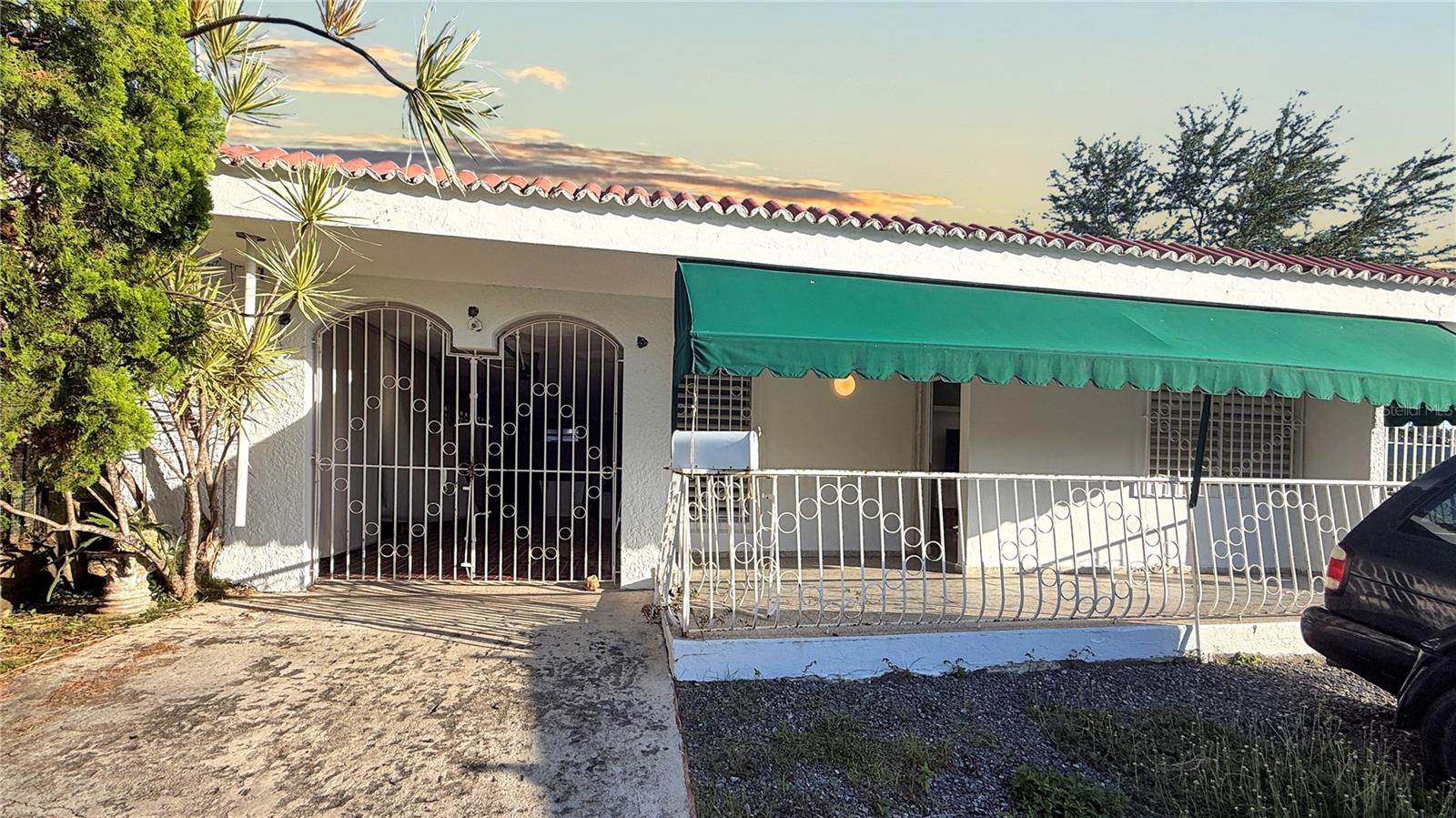 EXT. LA MILAGROSA - Residential Lease