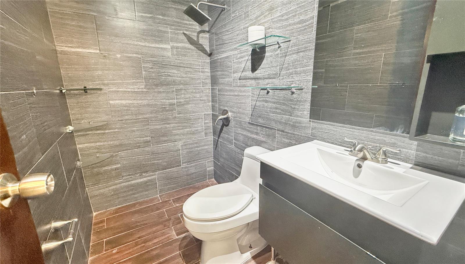 EXT. LA MILAGROSA - Residential Lease
