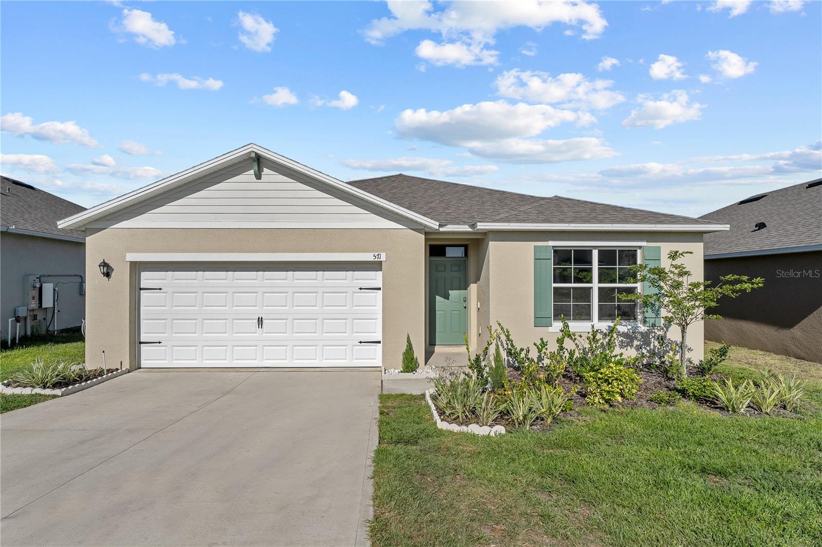 LIKE NEW. Excellent house with 4 bedrooms and 2 bathrooms, with a completely open design and a perfect kitchen to enjoy with your guests and family with stainless steel kitchen appliances that give it a modern and fresh touch. It has a spacious master bedroom where you can rest comfortably. The very large patio is perfect for outdoor grilling moments, breathing in a natural family atmosphere. The location is perfect with schools very close to the area.