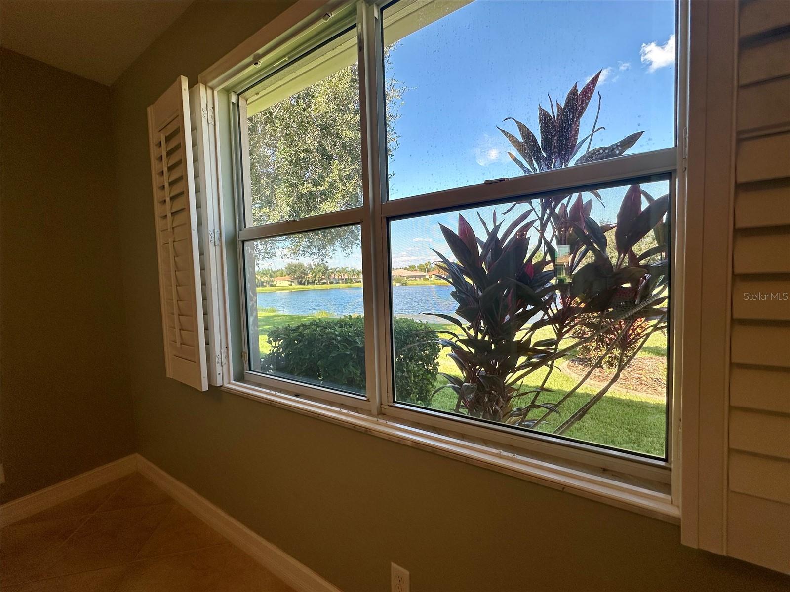 VALENCIA LAKES - Residential