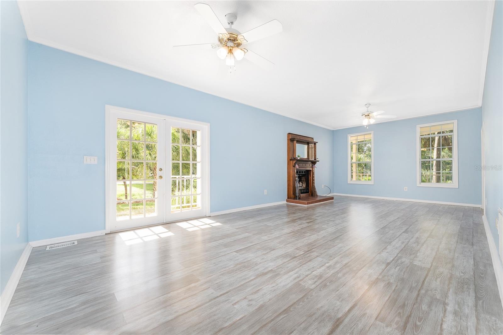 CAPTAIN'S COVE - Residential