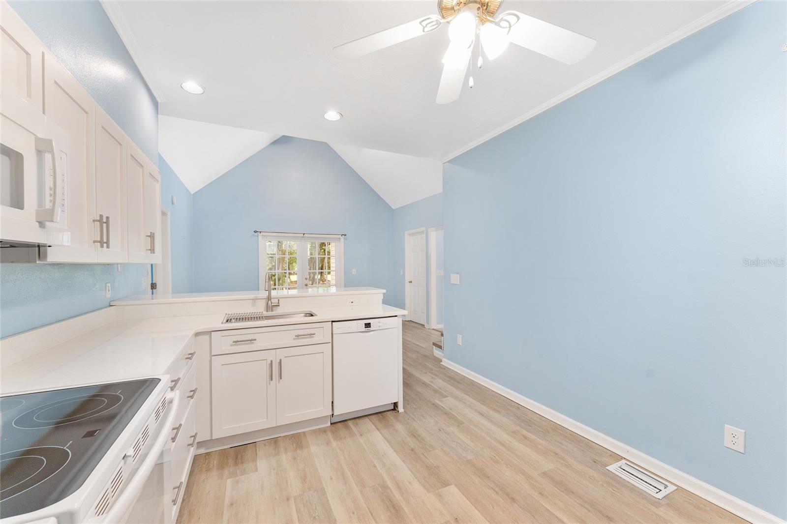 CAPTAIN'S COVE - Residential