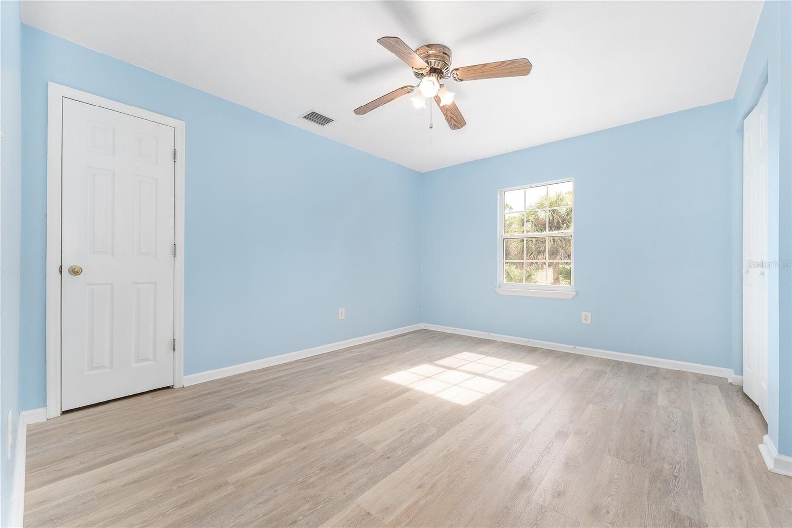 CAPTAIN'S COVE - Residential