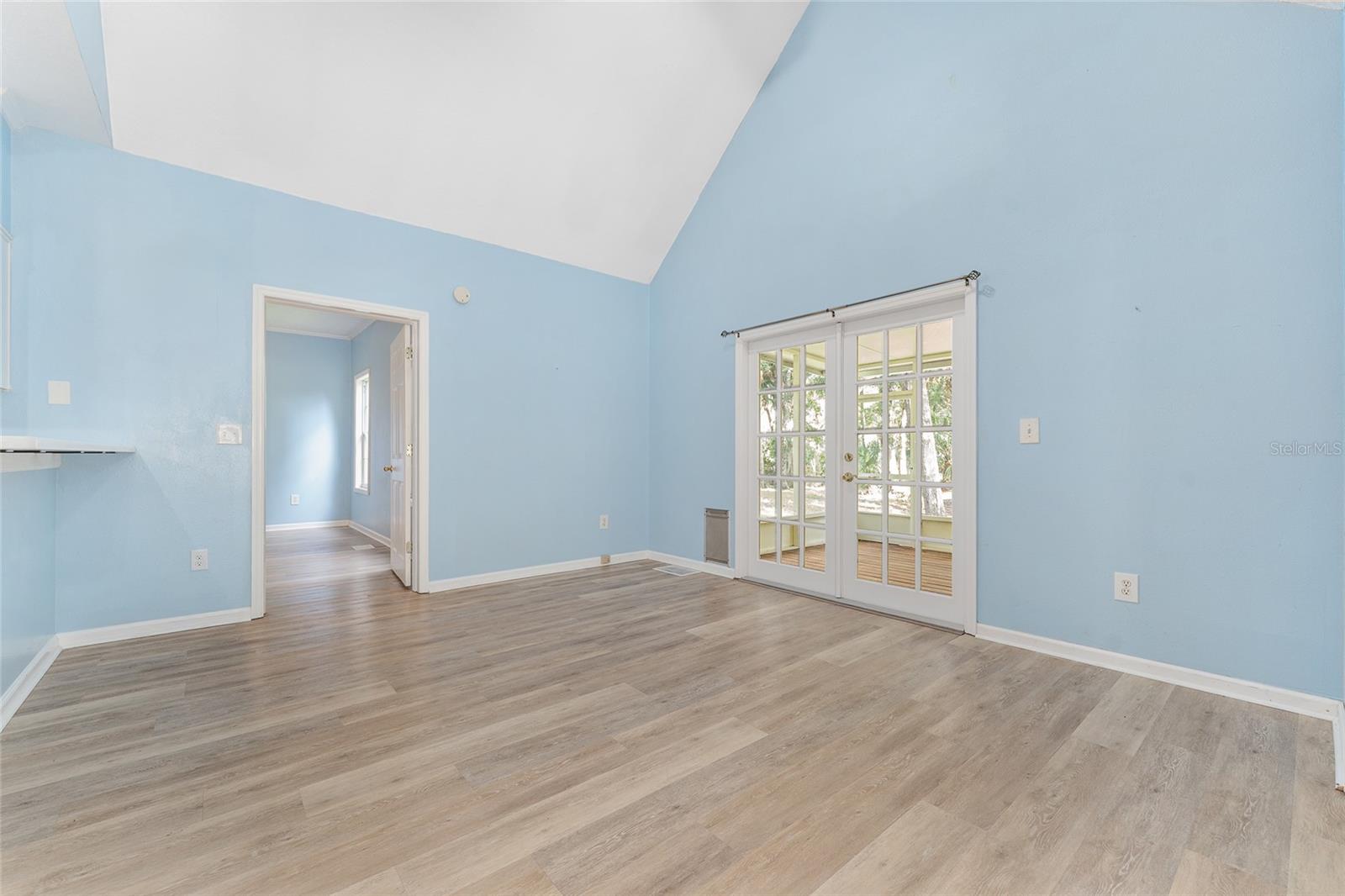 CAPTAIN'S COVE - Residential