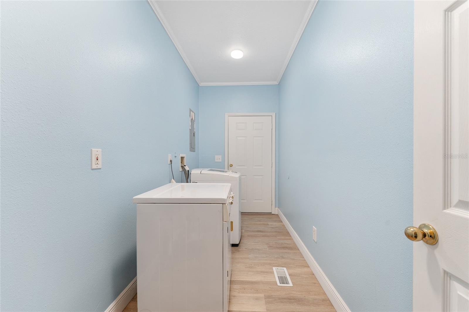 CAPTAIN'S COVE - Residential