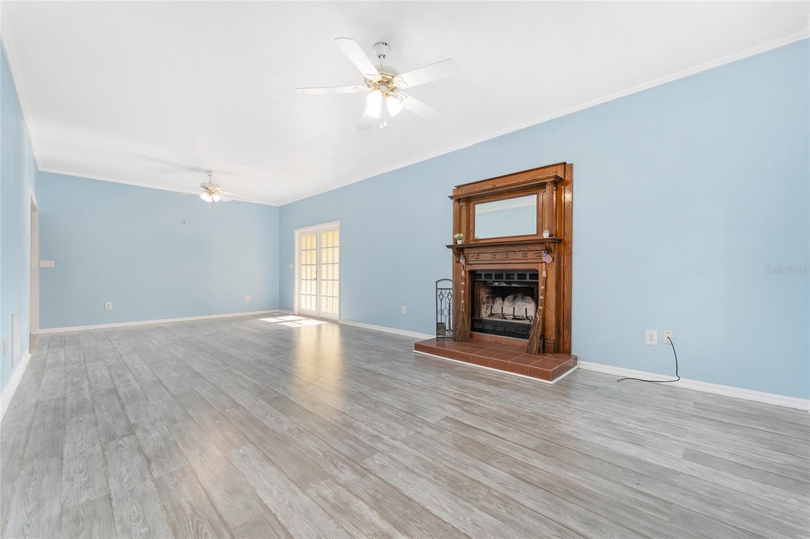 CAPTAIN'S COVE - Residential