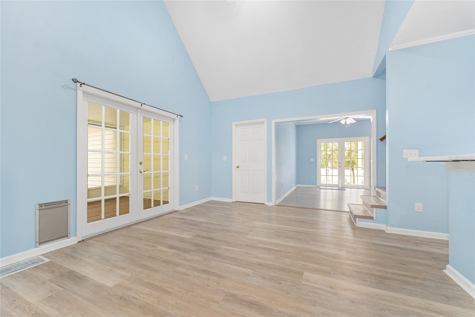 CAPTAIN'S COVE - Residential