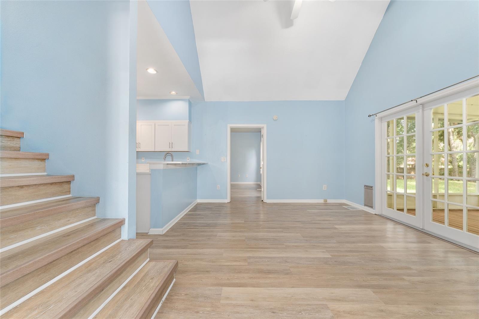 CAPTAIN'S COVE - Residential