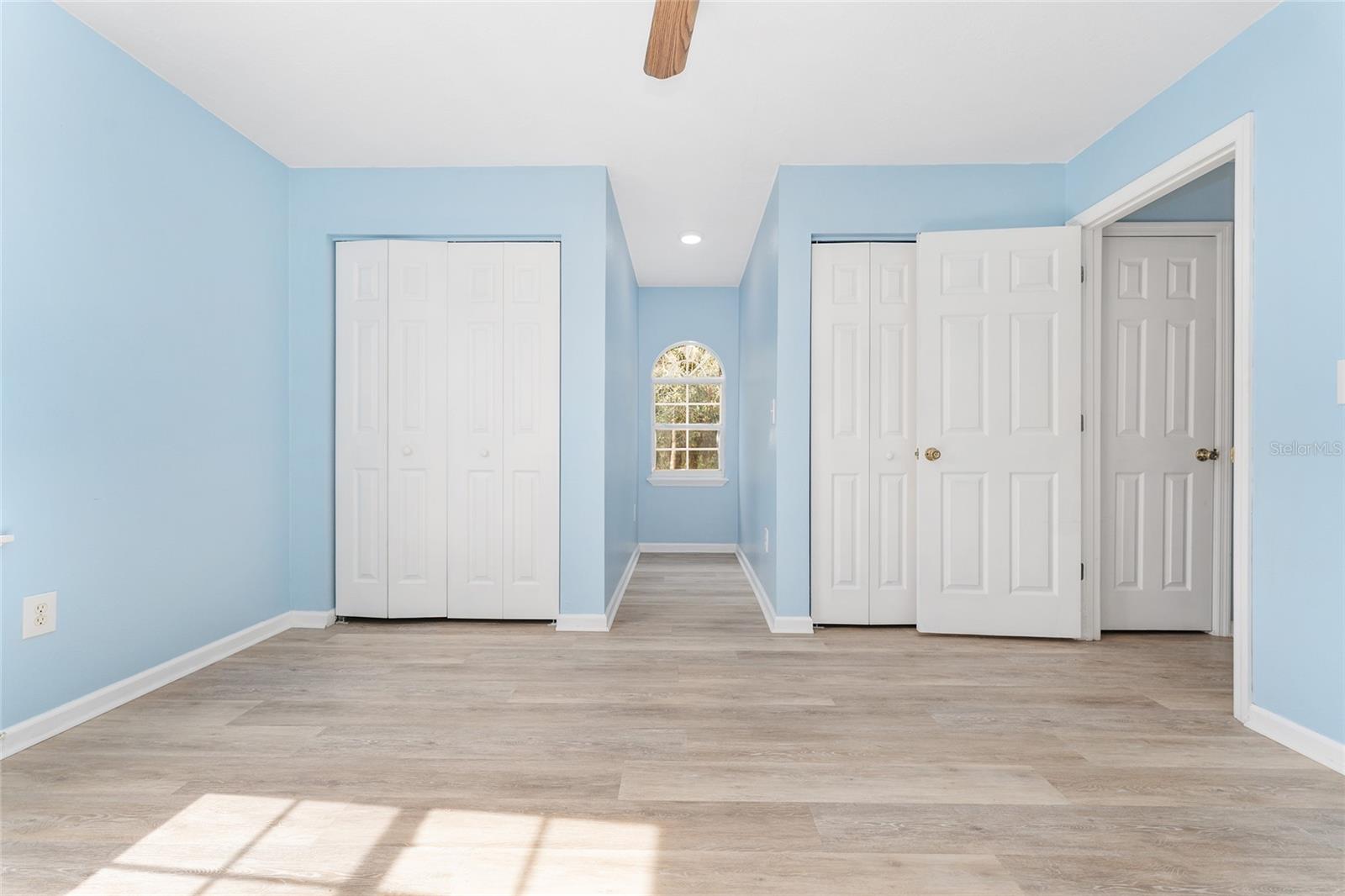 CAPTAIN'S COVE - Residential