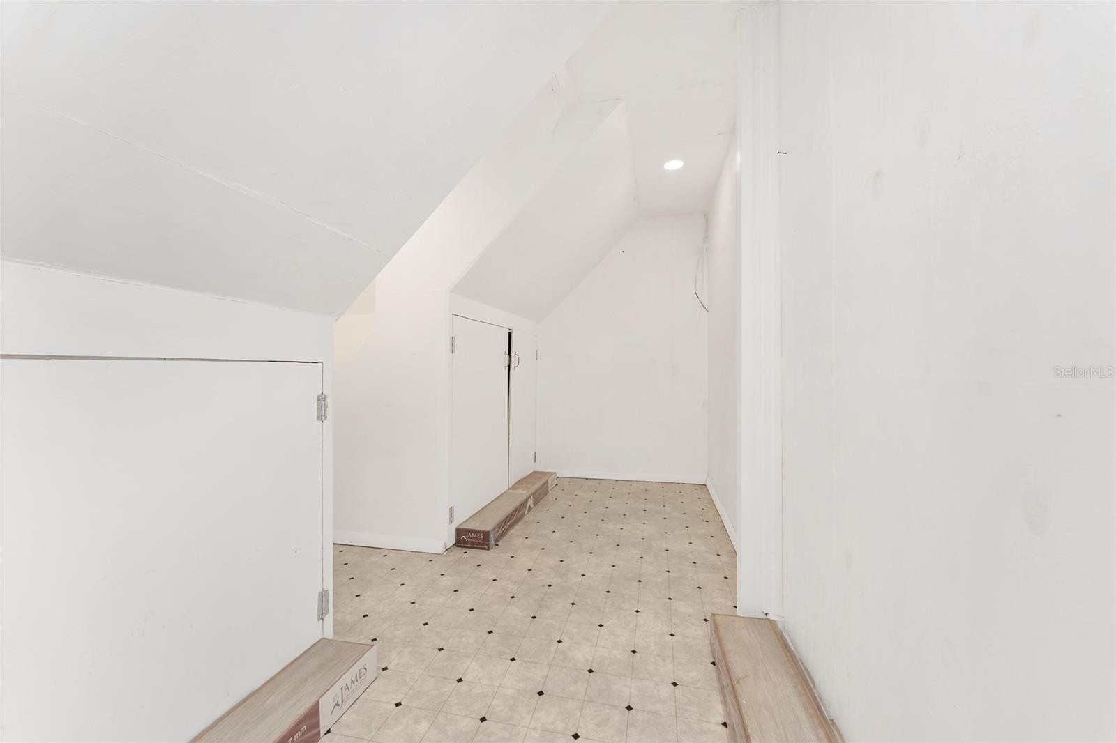 CAPTAIN'S COVE - Residential