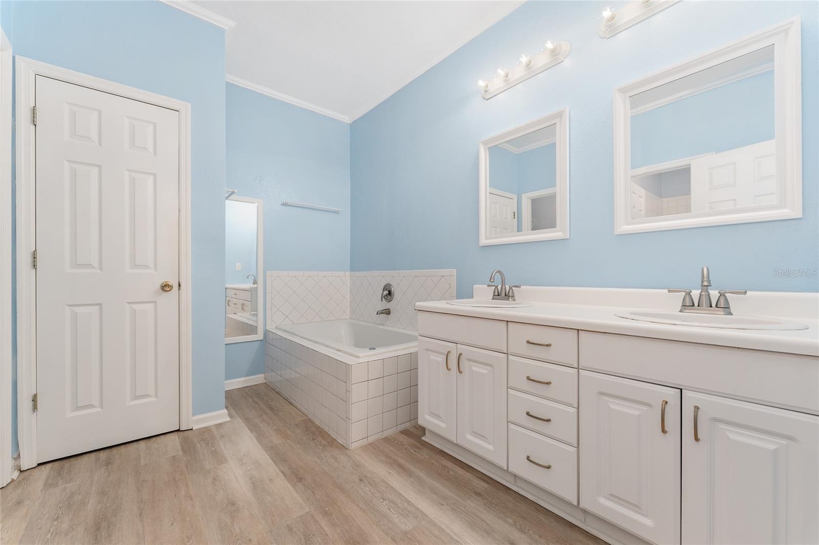 CAPTAIN'S COVE - Residential