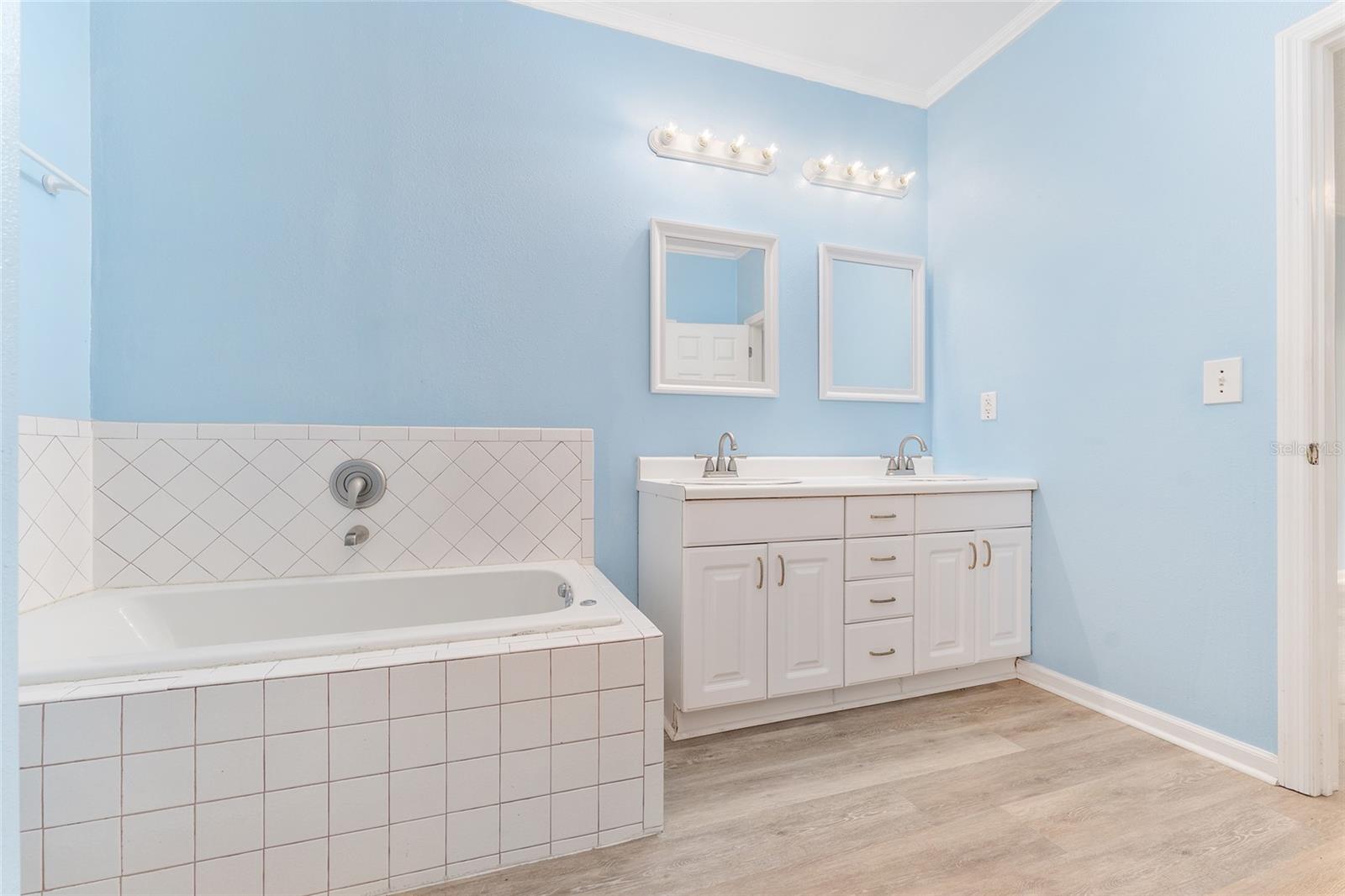 CAPTAIN'S COVE - Residential