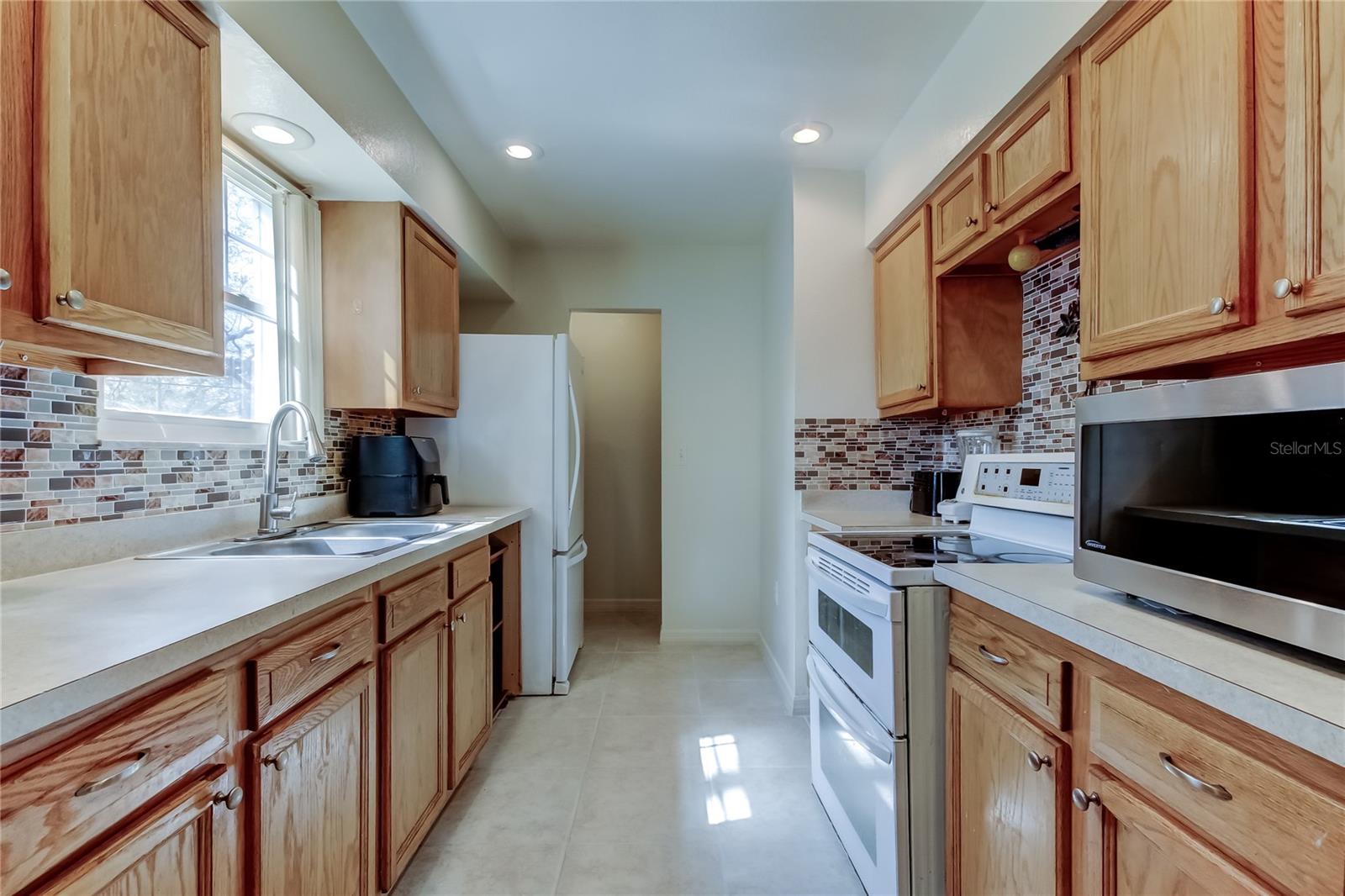 SHADY GROVE TWNHMS - Residential