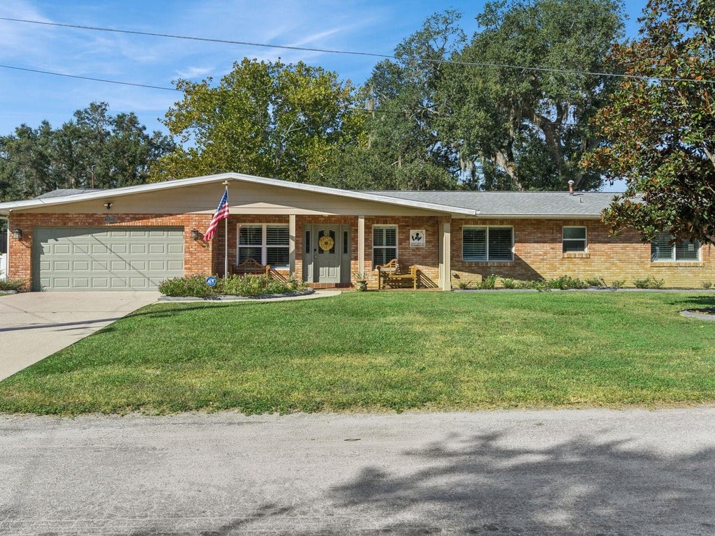 Photo of Fruitland Park, FL 34731 (MLS # G5118486)
