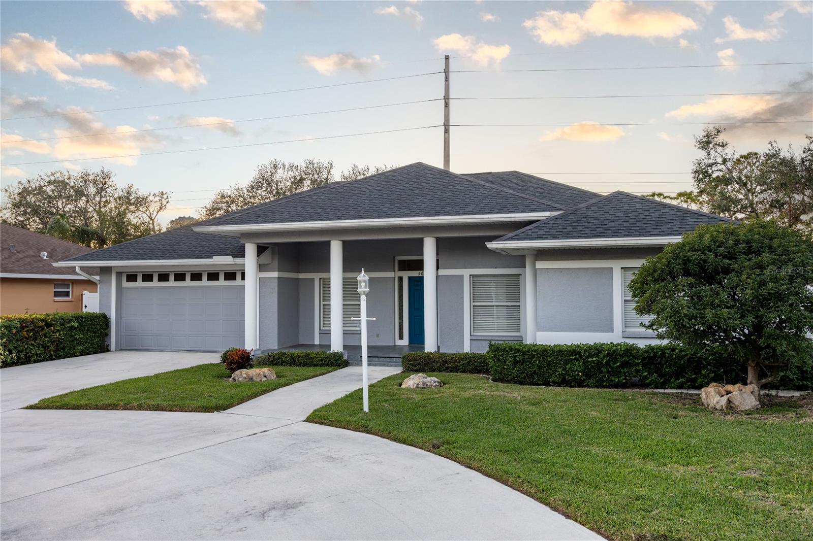 566 OAK BAY DRIVE