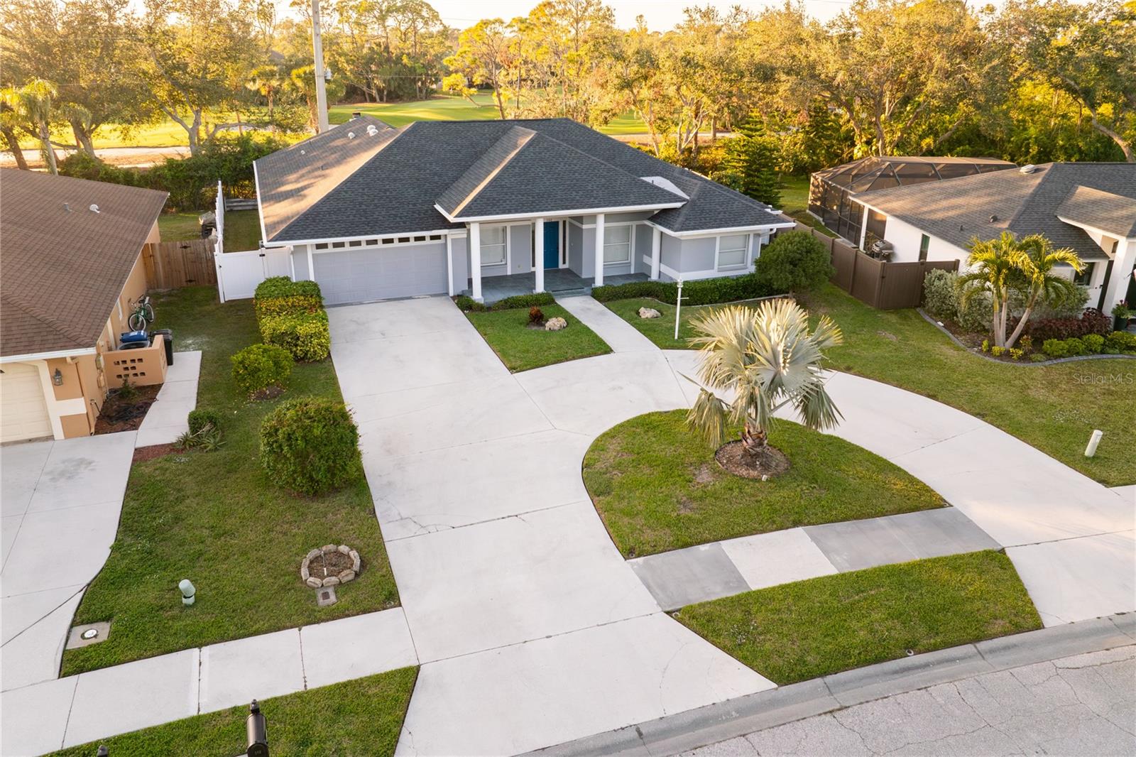 566 OAK BAY DRIVE
