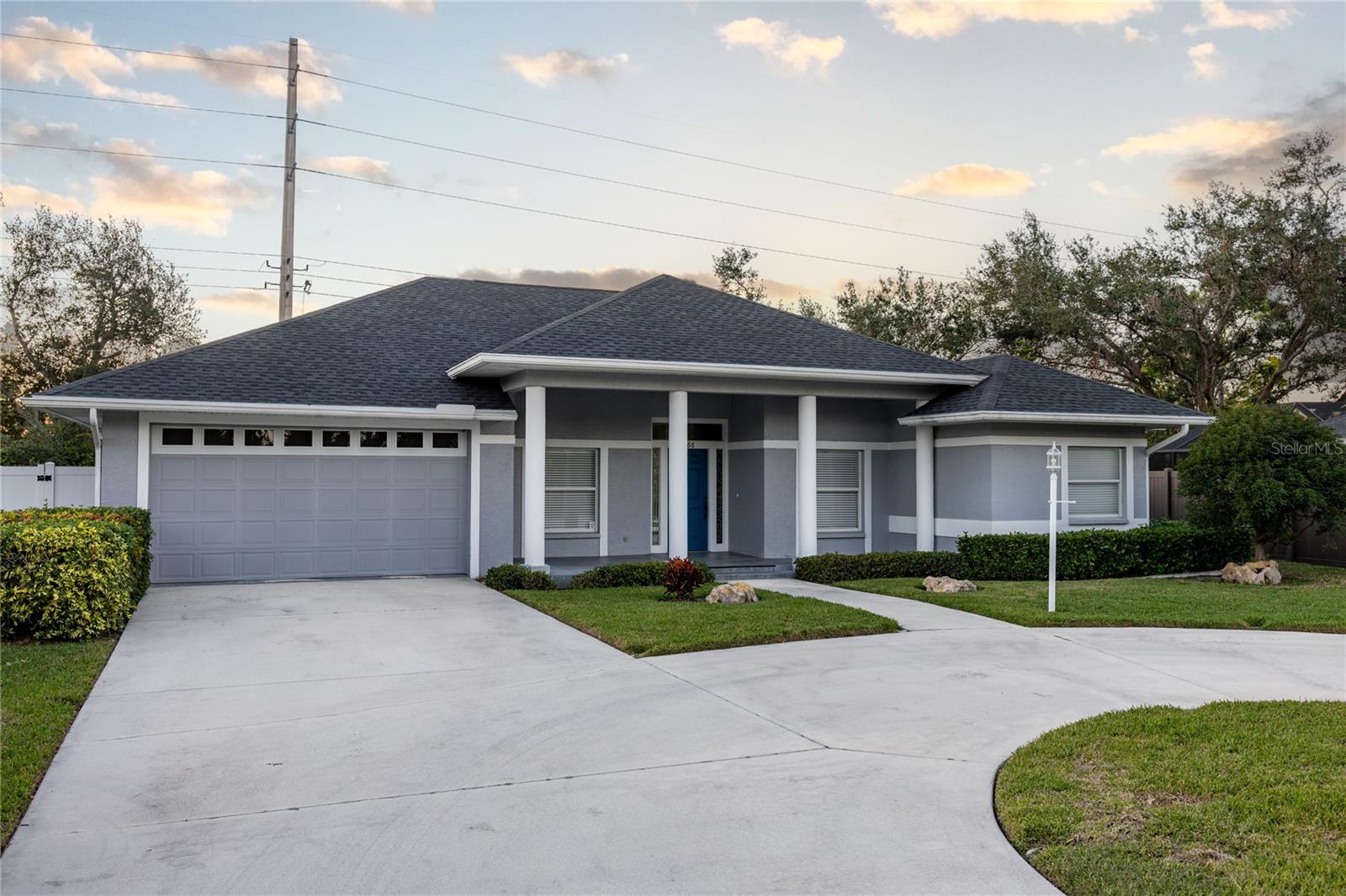 566 OAK BAY DRIVE