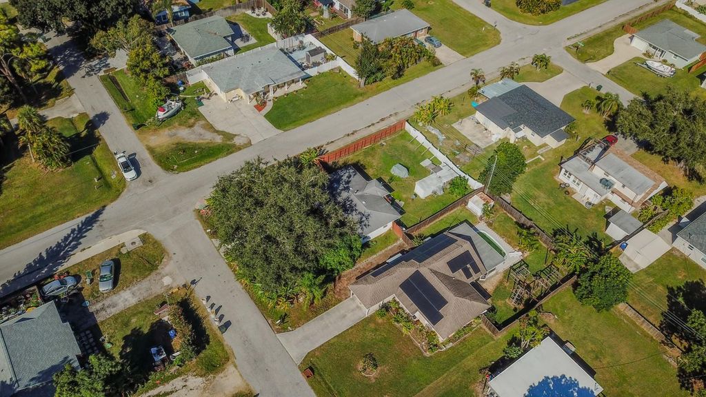 Photo of 3305 Williamsburg Street, Sarasota, FL 34231 (MLS # A4669294)