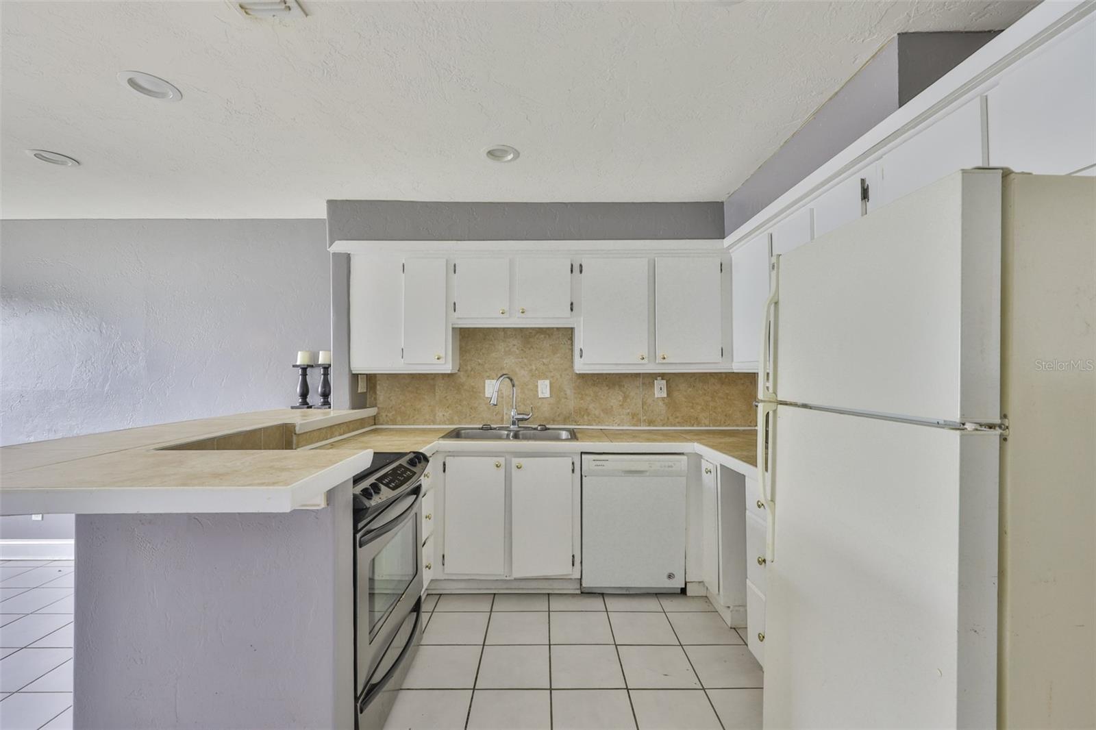 BAY CREST CONDO PH I - Residential Lease