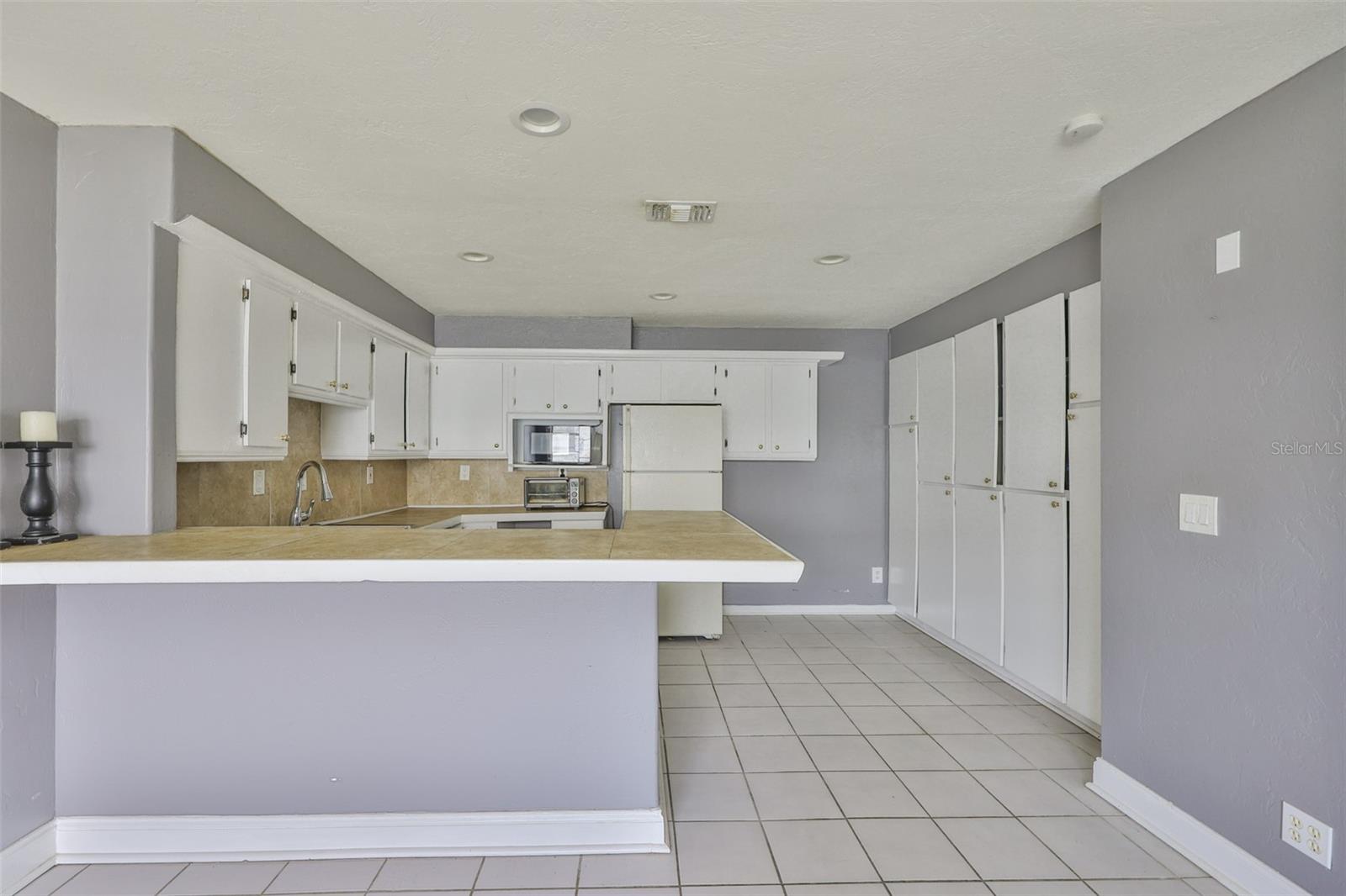 BAY CREST CONDO PH I - Residential Lease
