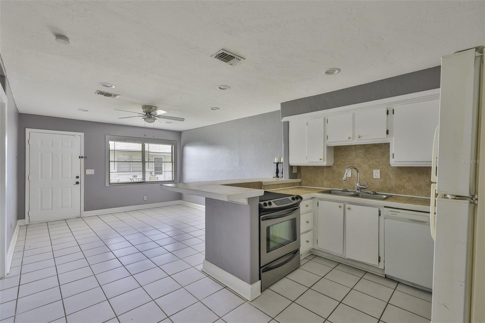 BAY CREST CONDO PH I - Residential Lease