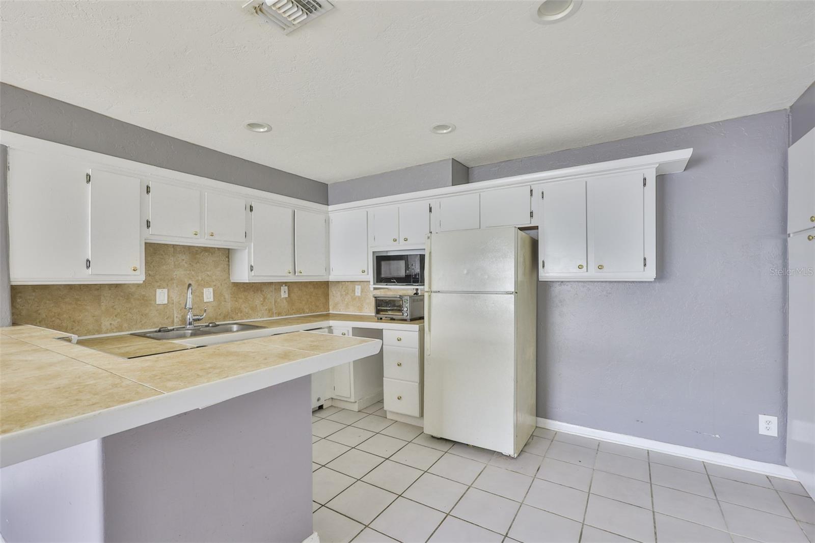BAY CREST CONDO PH I - Residential Lease