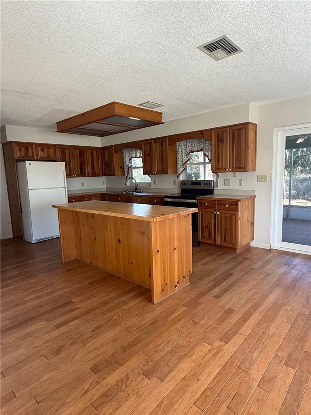 Photo of 13908 Paradise Lane, Dade City, FL 33525 (MLS # TB8469272)