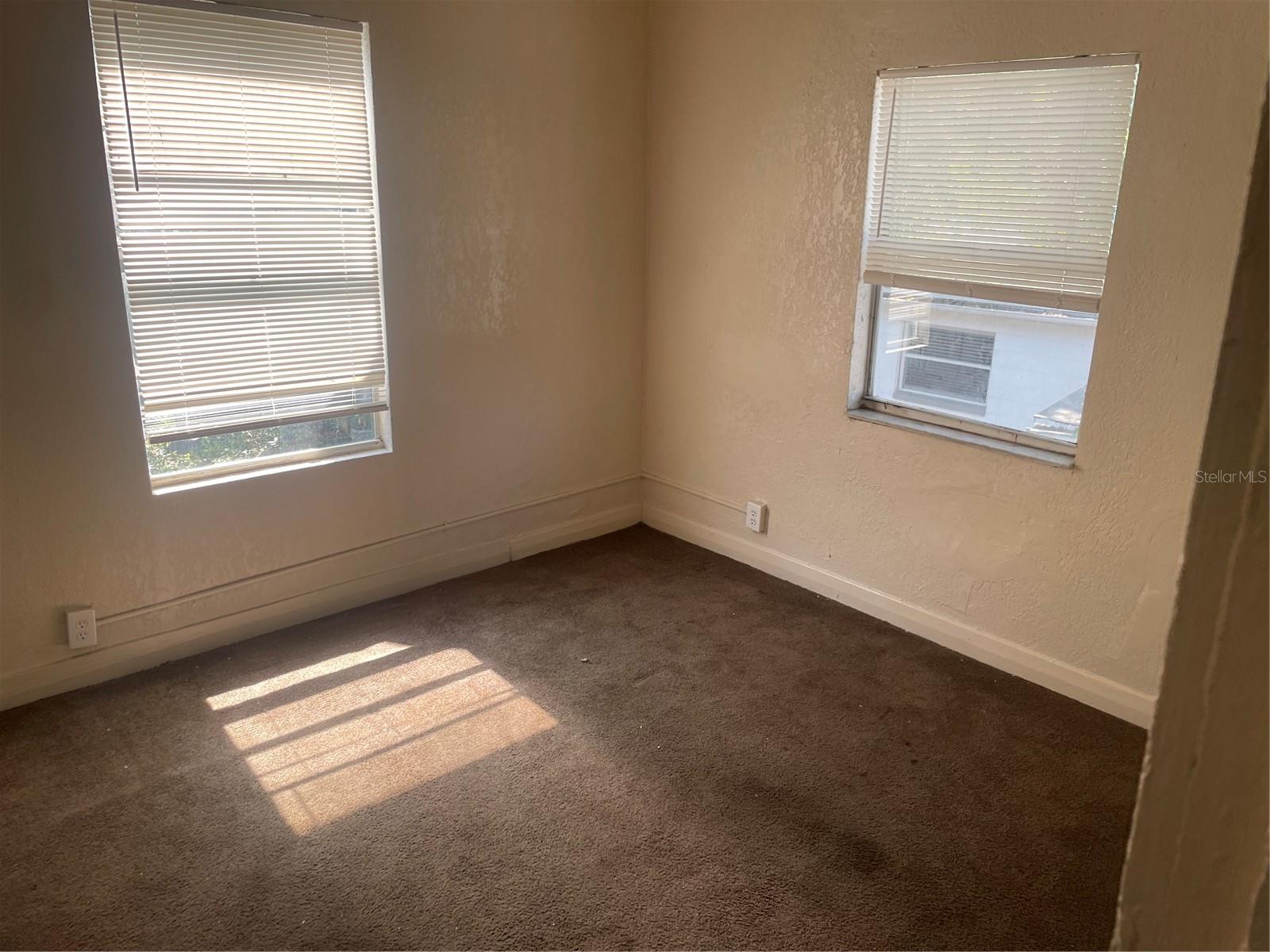 LAKE ROBLES - Residential Income