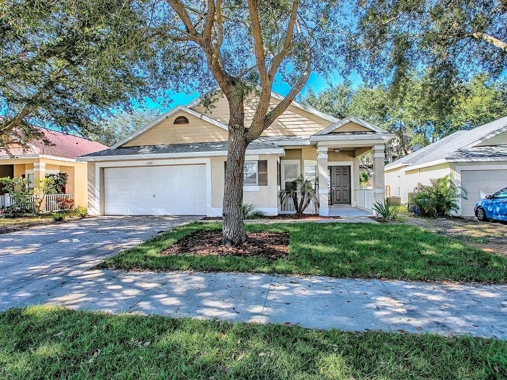 Photo of 1321 Kellogg Drive, Tavares, FL 32778 (MLS # G5108273)