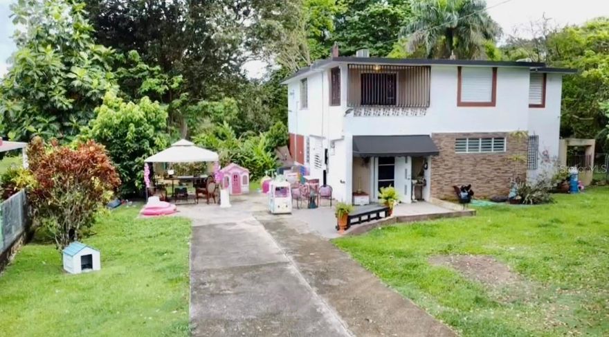 Your personal oasis awaits!

Discover this beautiful two-story home, the perfect place to create unforgettable memories. Located in a tranquil and vibrant neighborhood, this house is more than just a property: it's the opportunity to live the life you've always dreamed of.

Versatile Design for Modern Living:
On the main level, the seamless flow of the open spaces welcomes you. The living room, dining room, and kitchen connect harmoniously, creating a perfect atmosphere for entertaining and family life. This floor also has a major advantage: a conveniently located bedroom and bathroom, ideal for hosting guests, using as a playroom, or for any mobility needs.

Work and Relax at Home:
The first level also offers an exclusive office space, designed for you to work or study in complete peace and without distractions. It's the perfect corner to be productive from the comfort of your home.

The backyard is the heart of this home. Whether you enjoy gardening, hosting barbecues with friends, or simply reading a book in the sun, this space offers endless possibilities. It's the perfect place to unwind, a blank canvas for your imagination.
This property is located near the Tomás Dones Coliseum, the athletics track, the natatorium, the Equestrian Park, and many more.

Don't let this opportunity pass you by. This house has been carefully maintained and is ready for a new family to call it home. Are you ready to write your next story? Contact us today to schedule a visit and fall in love with your future home."