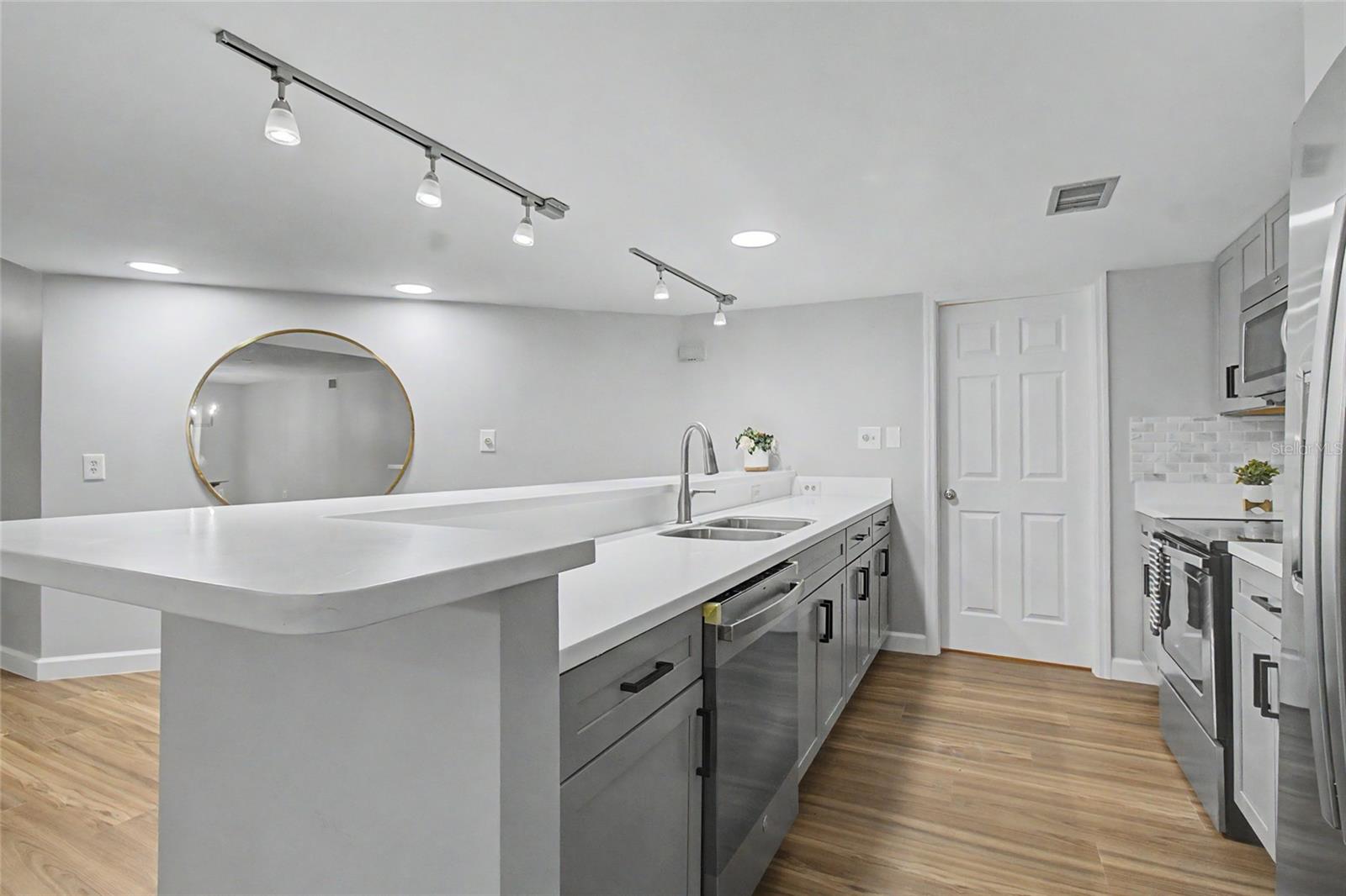 DOLLY BAY VILLAGE ON - Residential