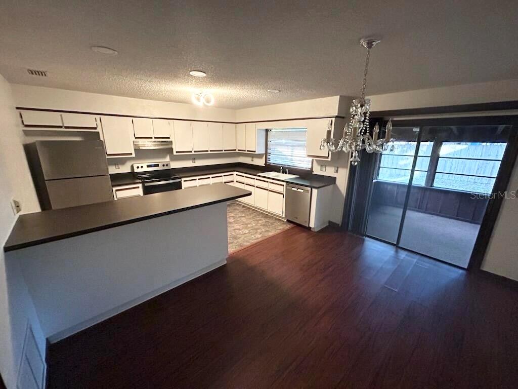 KENSINGTON COURT - Residential Lease