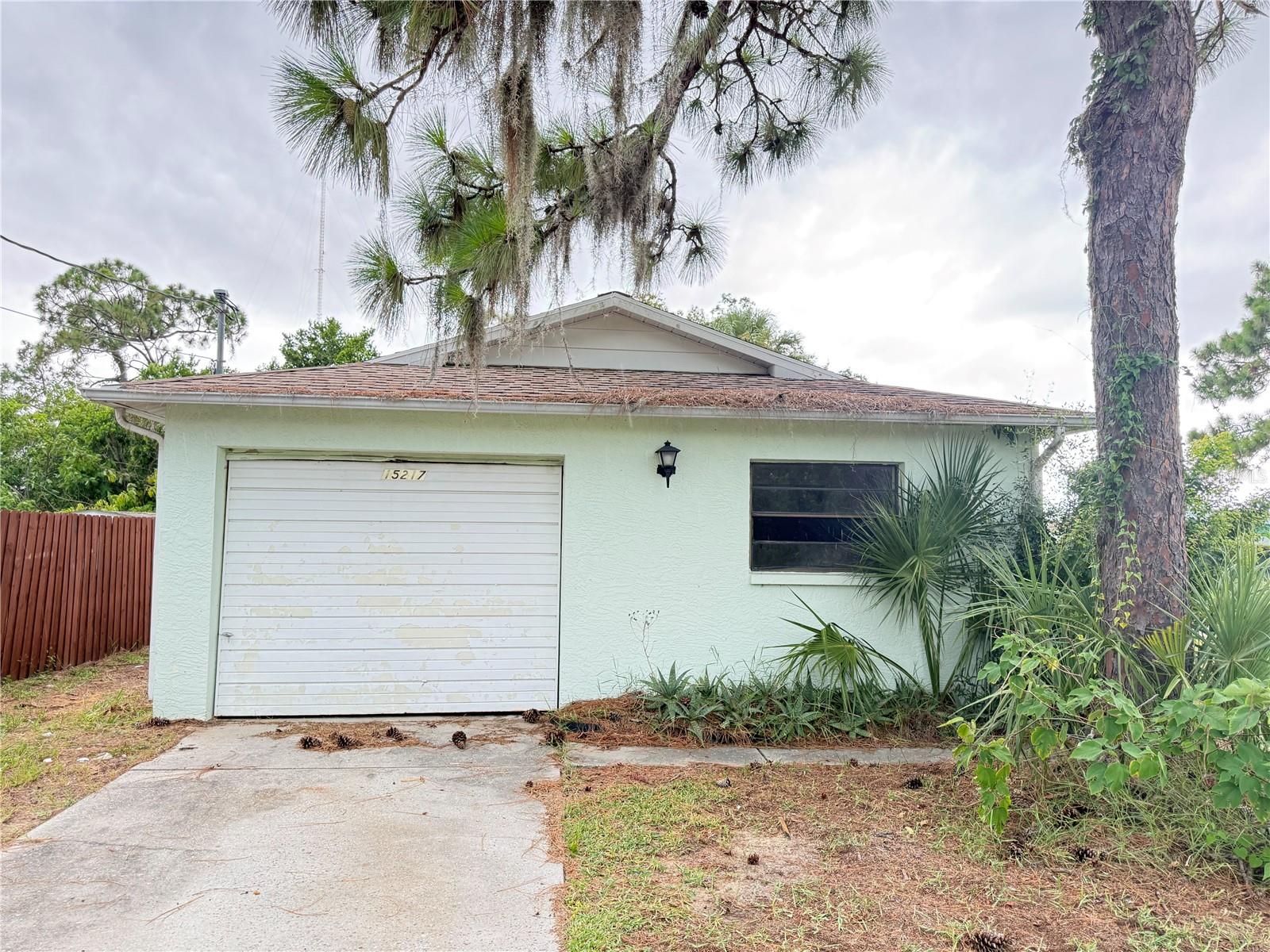 Corner lot, 2 bed, 1.5 bath, 1 car block home in Hudson Taylor Terrace community. Cash or Hard money only.
Built in year 1984, great location and easy access to US 19 Hwy. Not in Flood zone and has good wind resistance roof dated 2010.