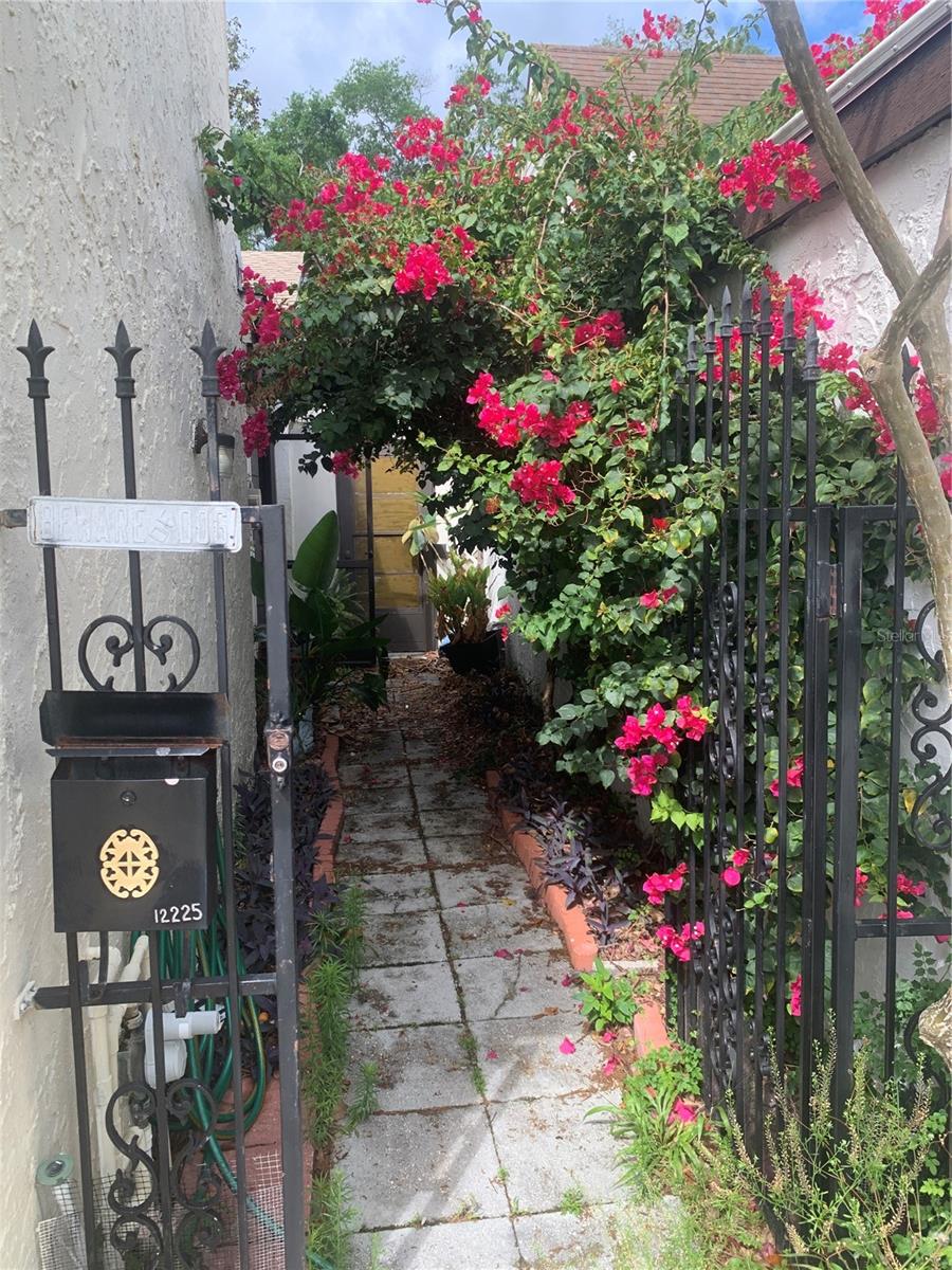 12225 SADDLE STRAP ROW