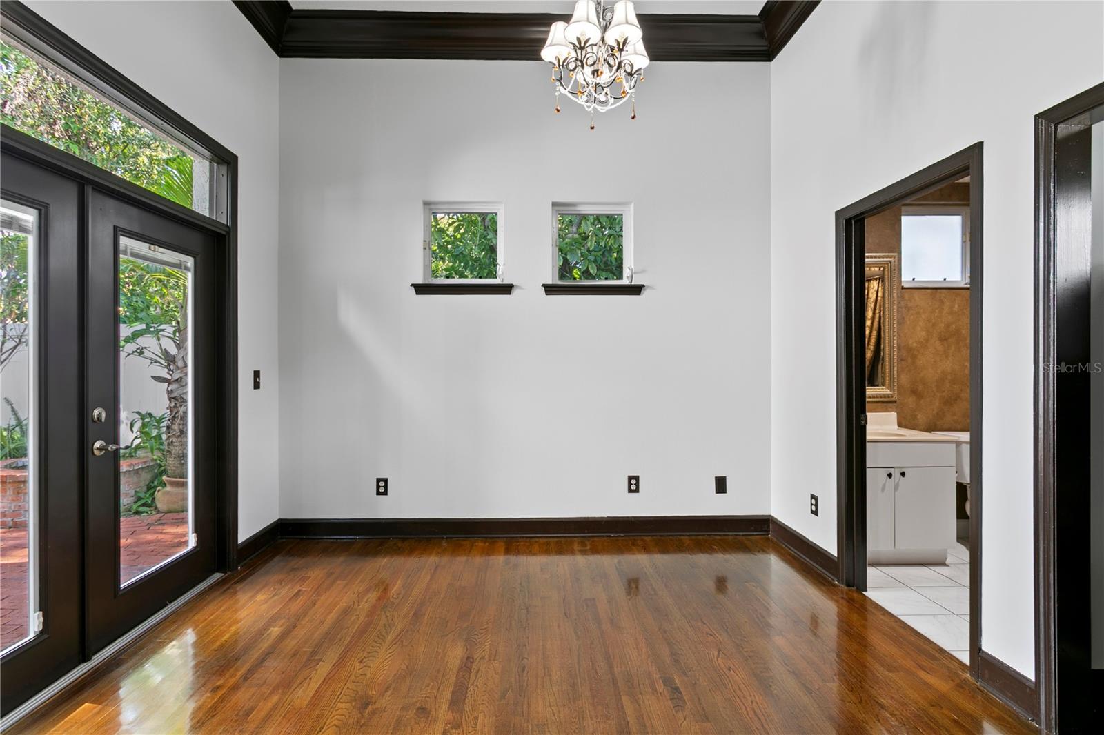 3821 W SANTIAGO STREET