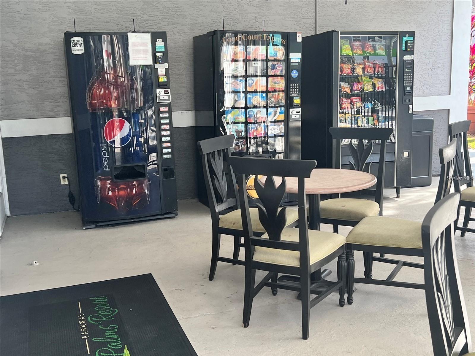 PARKWAY PALMS RESORT MAINGATE CONDO - Residential