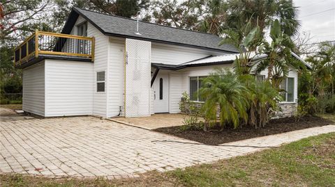 A home in PALMETTO