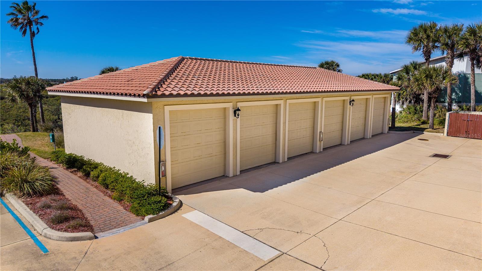 OCEANSIDE BEVERLY BEACH CONDO - Residential